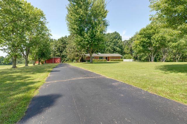 1075 Batson Mill Rd, Charlotte, TN 37036