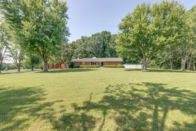 1075 Batson Mill Rd, Charlotte, TN 37036