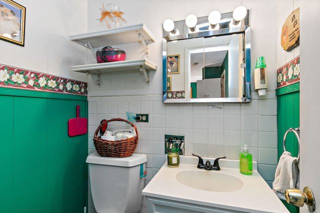 910 Division Street, Barrington, IL 60010