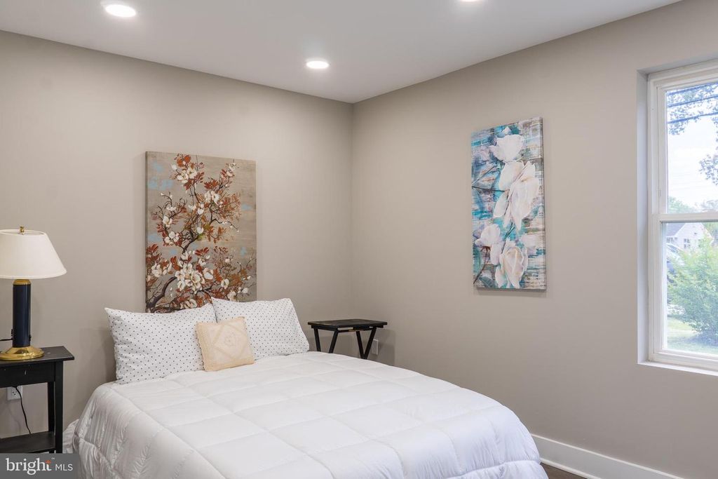 Image 14 of property listing at 9208 LANHAM SEVERN RD, Lanham, MD 20706