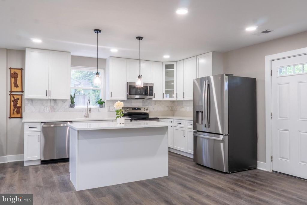 Image 16 of property listing at 9208 LANHAM SEVERN RD, Lanham, MD 20706