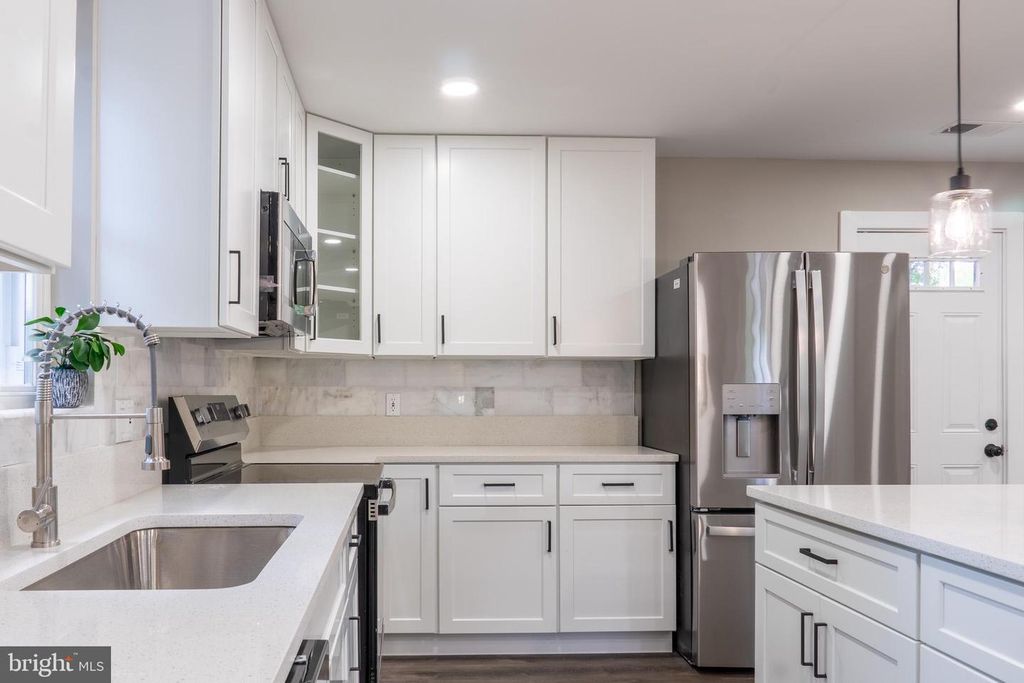 Image 17 of property listing at 9208 LANHAM SEVERN RD, Lanham, MD 20706