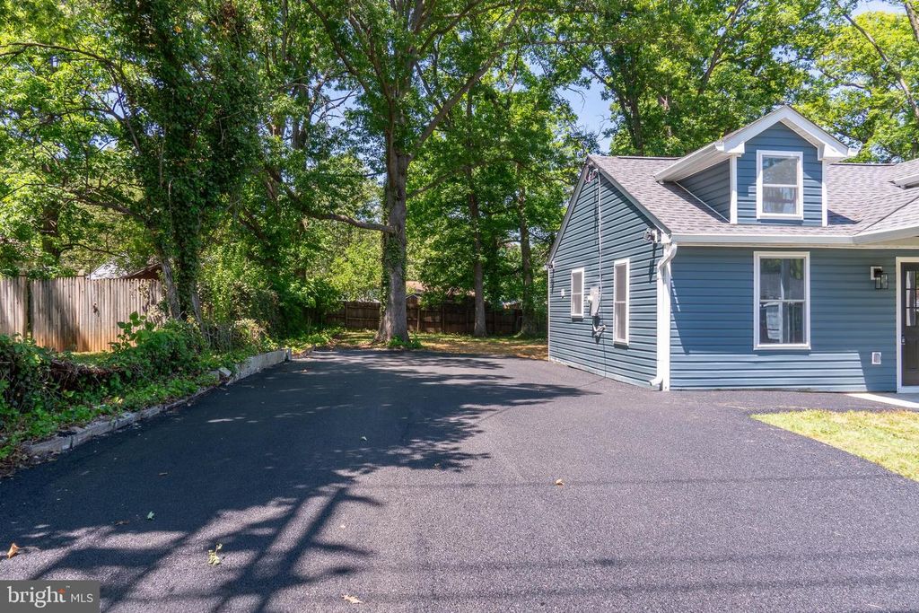 Image 2 of property listing at 9208 LANHAM SEVERN RD, Lanham, MD 20706