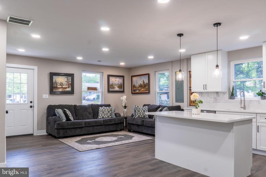 Image 20 of property listing at 9208 LANHAM SEVERN RD, Lanham, MD 20706