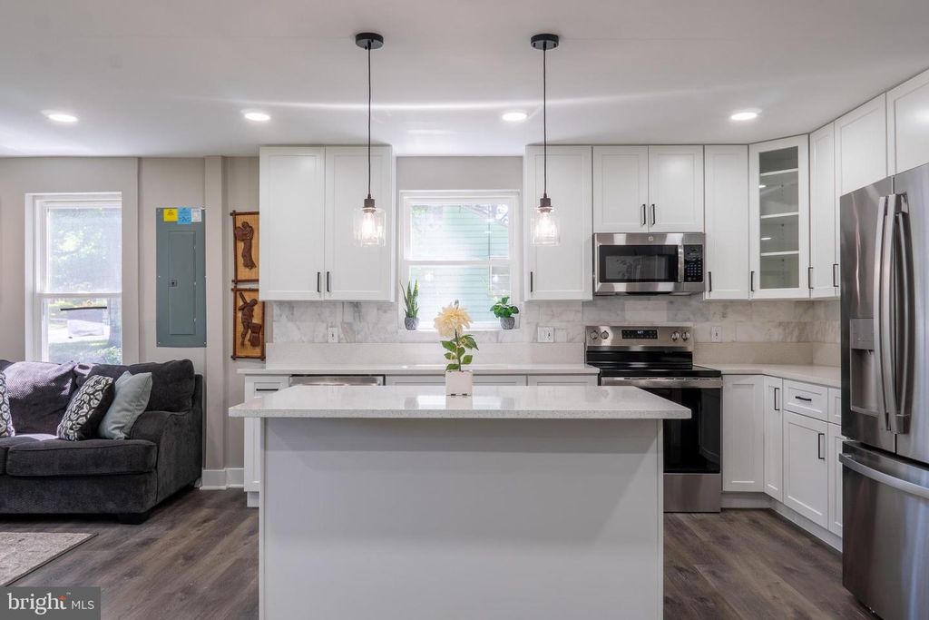 Image 21 of property listing at 9208 LANHAM SEVERN RD, Lanham, MD 20706