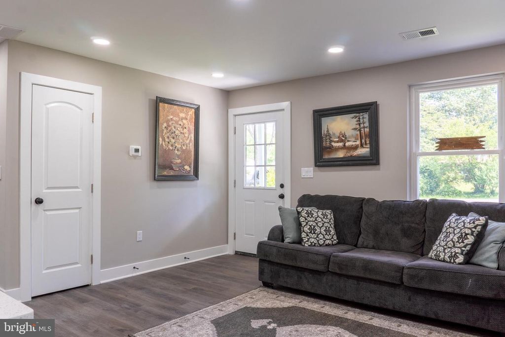 Image 23 of property listing at 9208 LANHAM SEVERN RD, Lanham, MD 20706