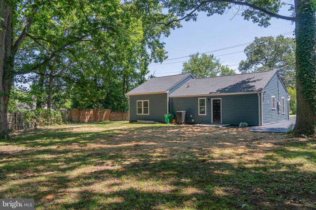 Image 24 of property listing at 9208 LANHAM SEVERN RD, Lanham, MD 20706