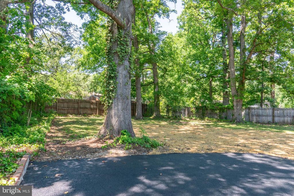 Image 3 of property listing at 9208 LANHAM SEVERN RD, Lanham, MD 20706
