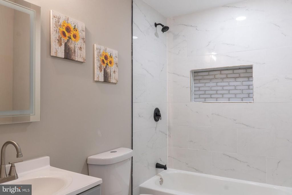 Image 6 of property listing at 9208 LANHAM SEVERN RD, Lanham, MD 20706