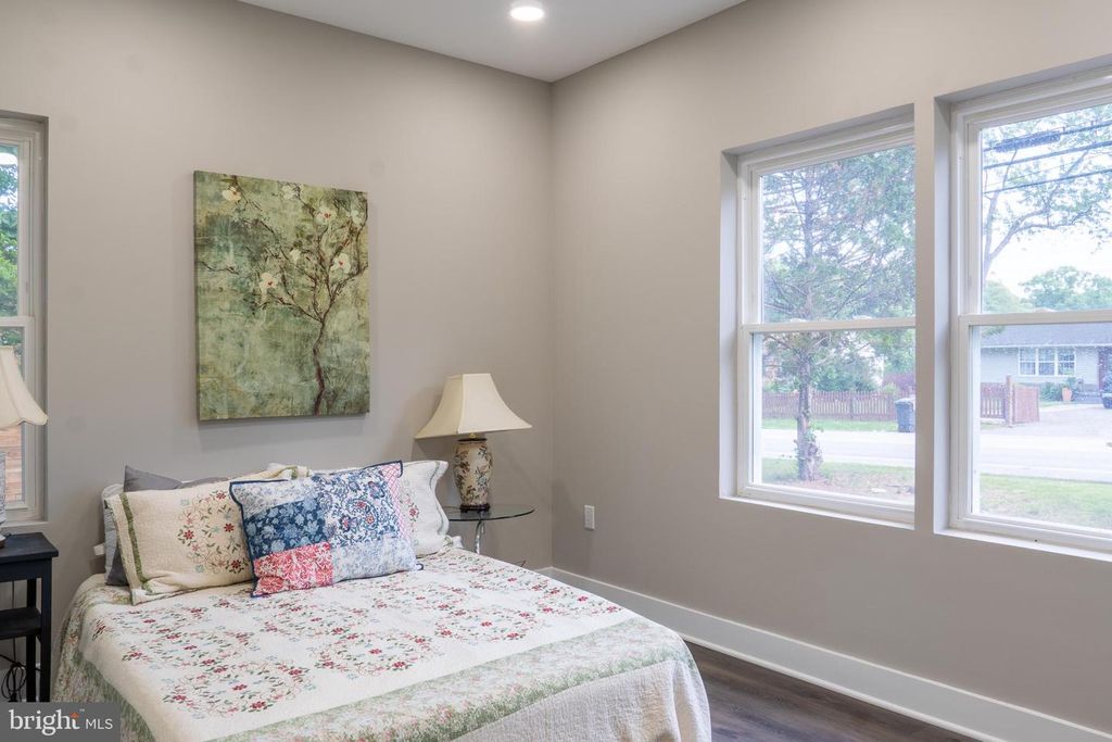 Image 8 of property listing at 9208 LANHAM SEVERN RD, Lanham, MD 20706