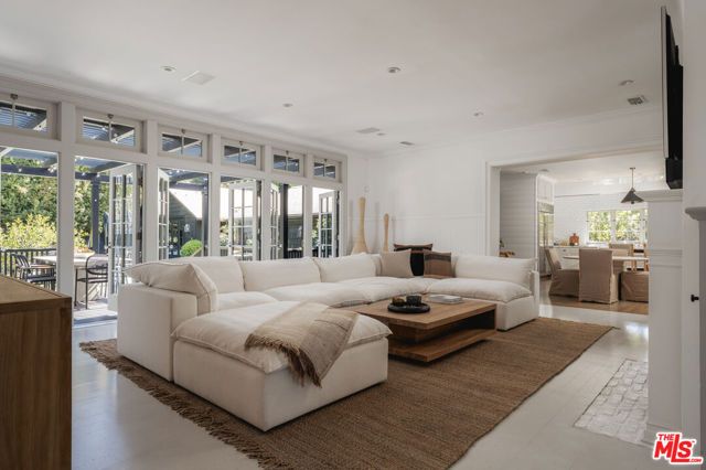 250 S Chadbourne Avenue, Los Angeles, CA 90049