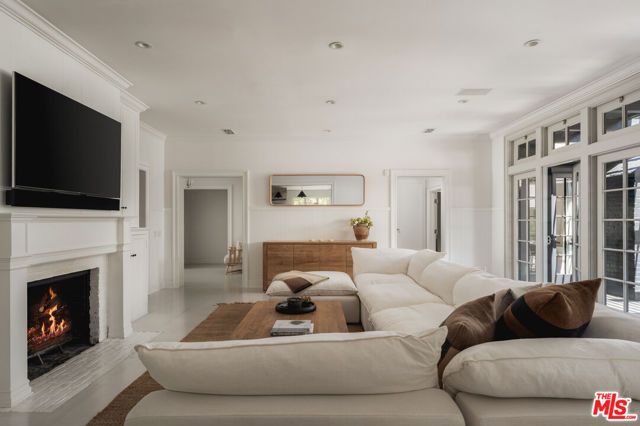 250 S Chadbourne Avenue, Los Angeles, CA 90049