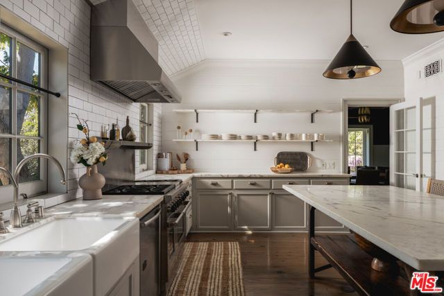 250 S Chadbourne Avenue, Los Angeles, CA 90049