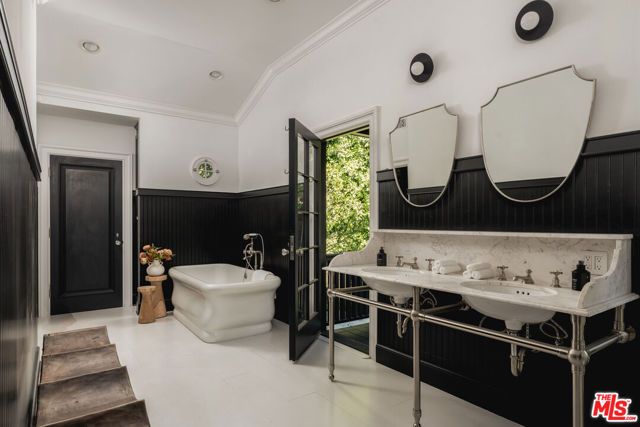 250 S Chadbourne Avenue, Los Angeles, CA 90049