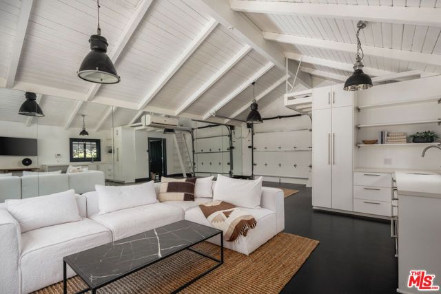 250 S Chadbourne Avenue, Los Angeles, CA 90049