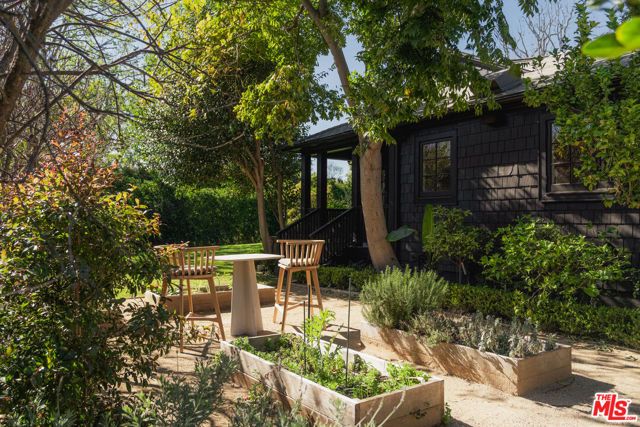 250 S Chadbourne Avenue, Los Angeles, CA 90049