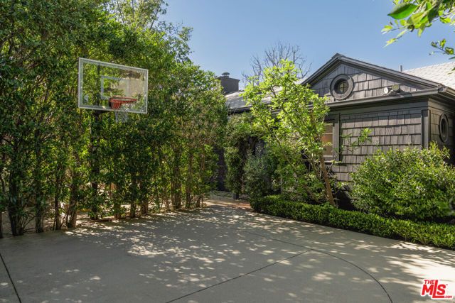 250 S Chadbourne Avenue, Los Angeles, CA 90049