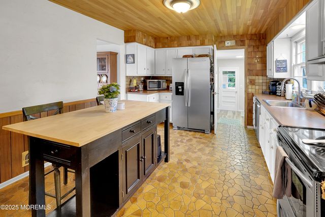 119 Sandspring Drive, Eatontown, NJ 07724