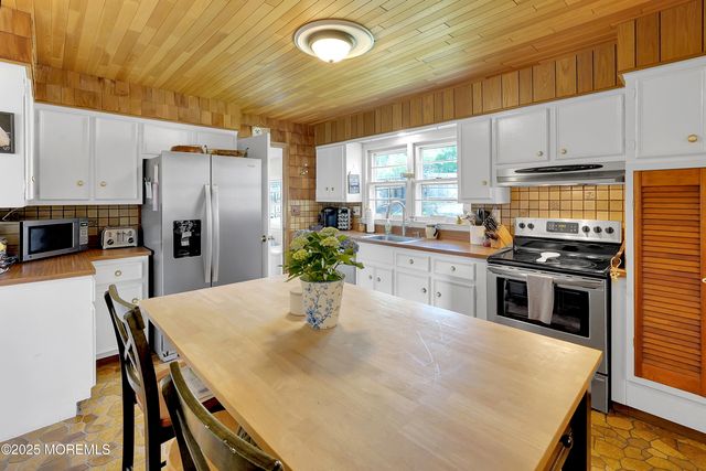 119 Sandspring Drive, Eatontown, NJ 07724