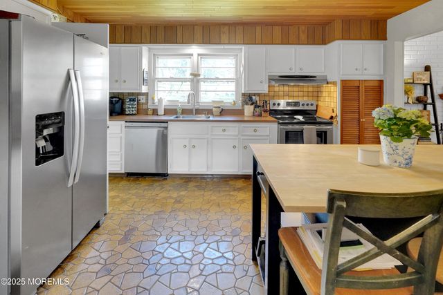 119 Sandspring Drive, Eatontown, NJ 07724
