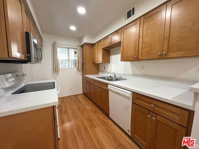 433 S Manhattan Place 112, Los Angeles, CA 90020