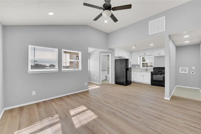7003 Schlitz Lane B, Hitchcock, TX 77563