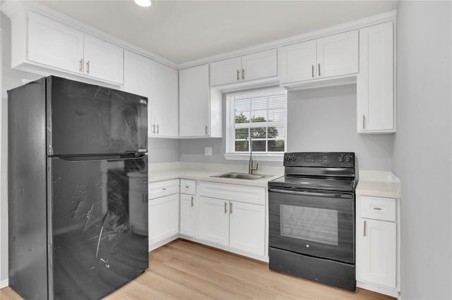 7003 Schlitz Lane B, Hitchcock, TX 77563