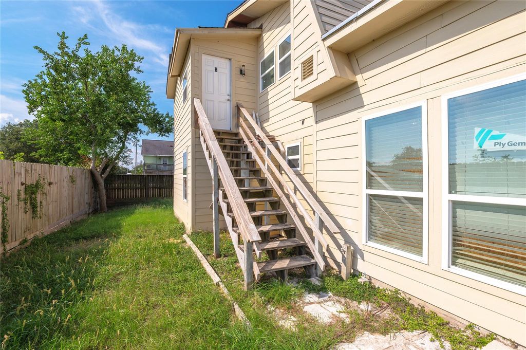7003 Schlitz Lane B, Hitchcock, TX 77563