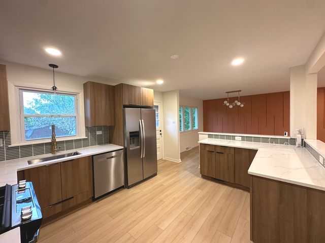 821 W Manor Court, Glenwood, IL 60425