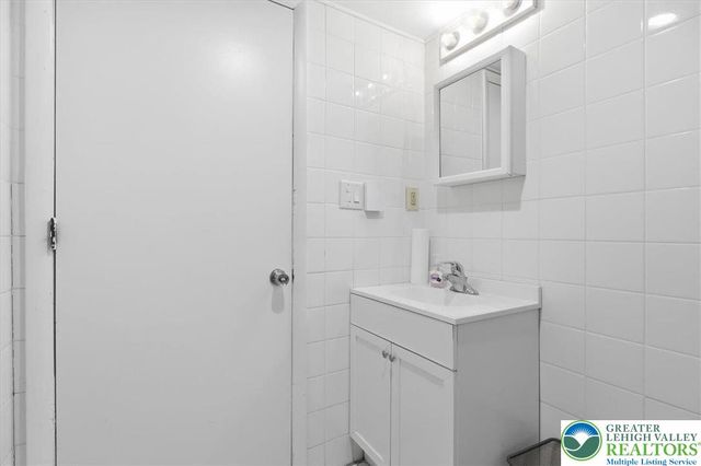 215 Penn Forest Trail, Penn Forest Twp, PA 18210