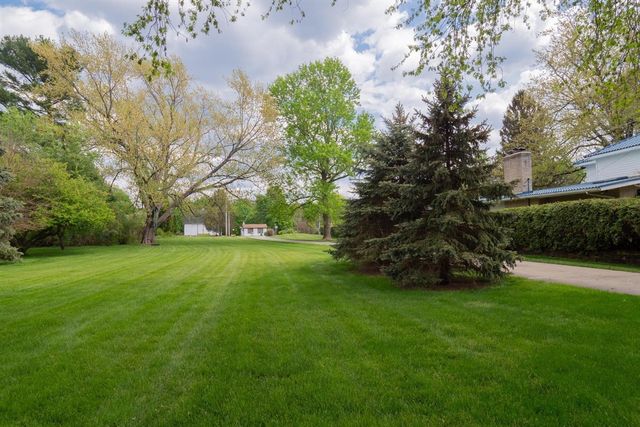803 N Kalamazoo Street, Paw Paw, MI 49079