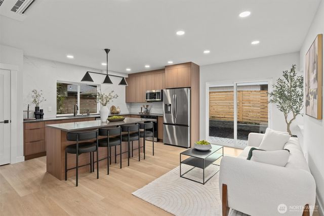 14306 Roslyn Place N, Seattle, WA 98133