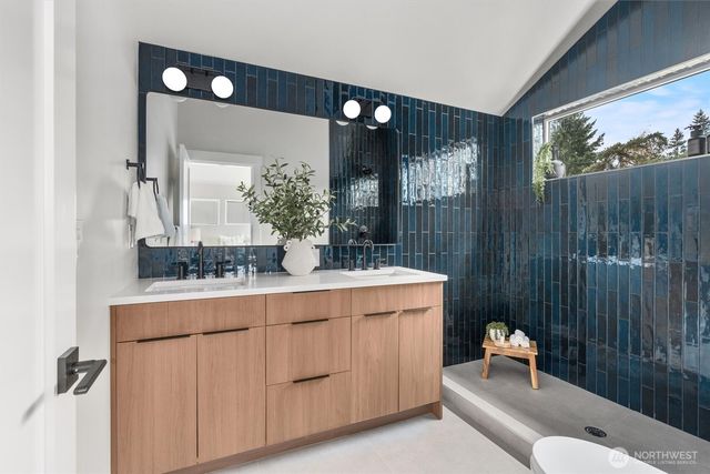 14306 Roslyn Place N, Seattle, WA 98133