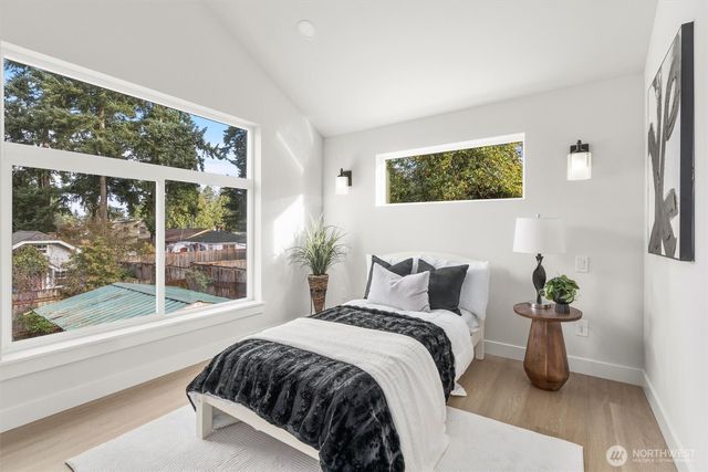 14306 Roslyn Place N, Seattle, WA 98133