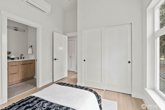 14306 Roslyn Place N, Seattle, WA 98133