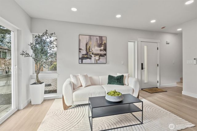 14306 Roslyn Place N, Seattle, WA 98133