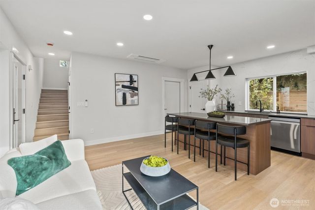 14306 Roslyn Place N, Seattle, WA 98133