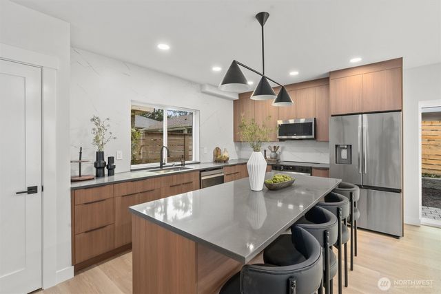 14306 Roslyn Place N, Seattle, WA 98133