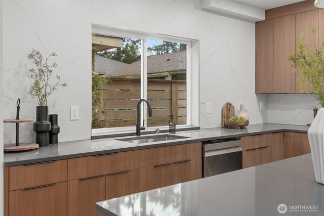 14306 Roslyn Place N, Seattle, WA 98133