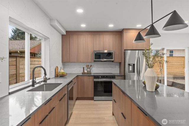 14306 Roslyn Place N, Seattle, WA 98133