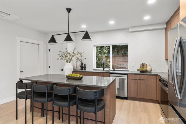 14306 Roslyn Place N, Seattle, WA 98133