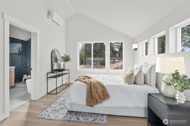 14306 Roslyn Place N, Seattle, WA 98133