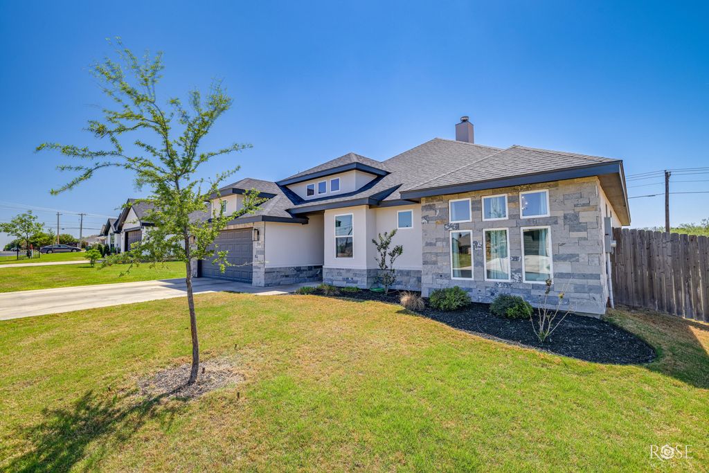 Image 3 of property listing at 3705 Dominion Ridge, San Angelo, TX 76904