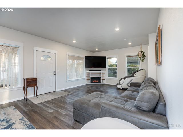 169 N VERNONIA Rd, St Helens, OR 97051