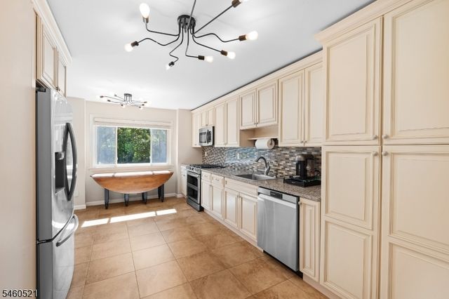 38 Park St H, Florham Park Boro, NJ 07932
