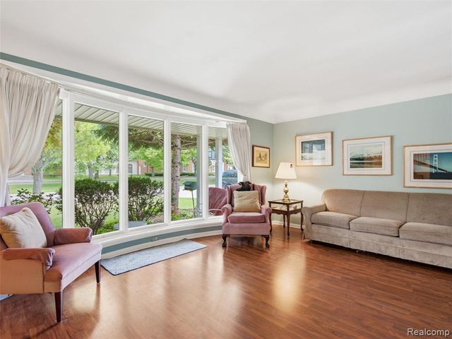 883 Briarcliff Drive, Grosse Pointe, MI 48236