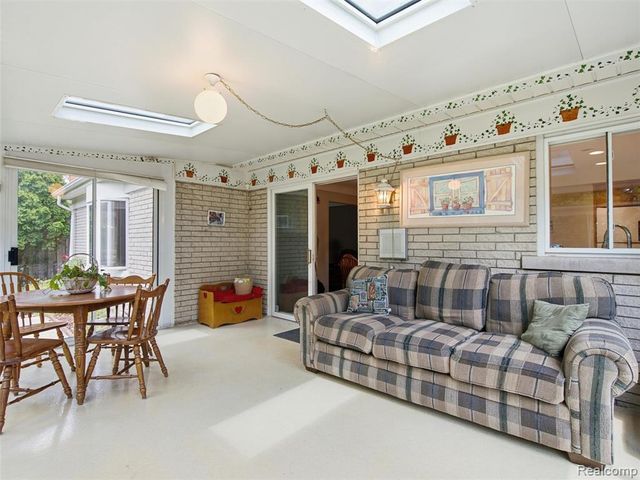 883 Briarcliff Drive, Grosse Pointe, MI 48236