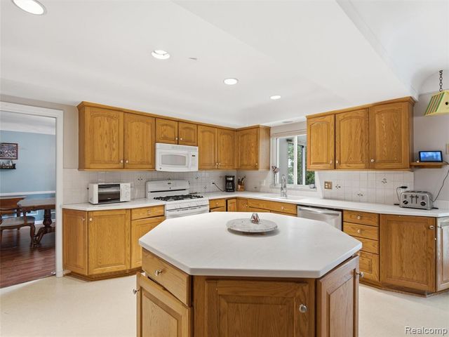 883 Briarcliff Drive, Grosse Pointe, MI 48236