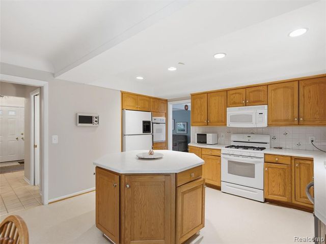 883 Briarcliff Drive, Grosse Pointe, MI 48236