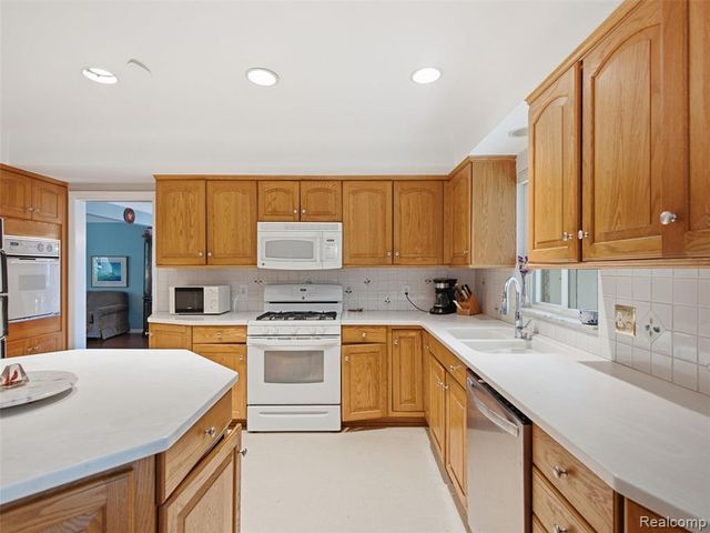 883 Briarcliff Drive, Grosse Pointe, MI 48236